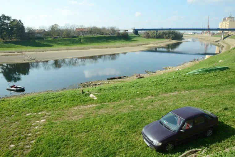 Parkirao na obalu Kupe