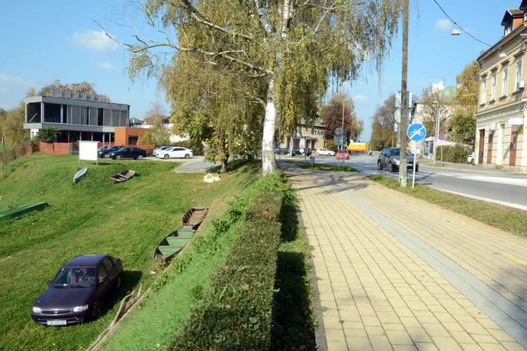 Parkirao na obalu Kupe