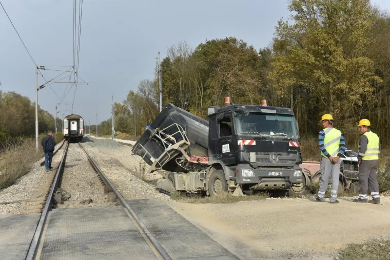 TEŠKA NESREĆA KOD VRBOVCA: Brzi vlak naletio na kamion, ozlijeđen strojovođa vlaka