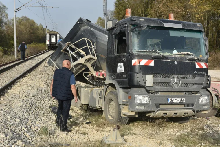 U mjestu Potočec nedaleko od Vrbovca na pružnom prijelazu došlo je do sudara vlaka i teretnog vozila.