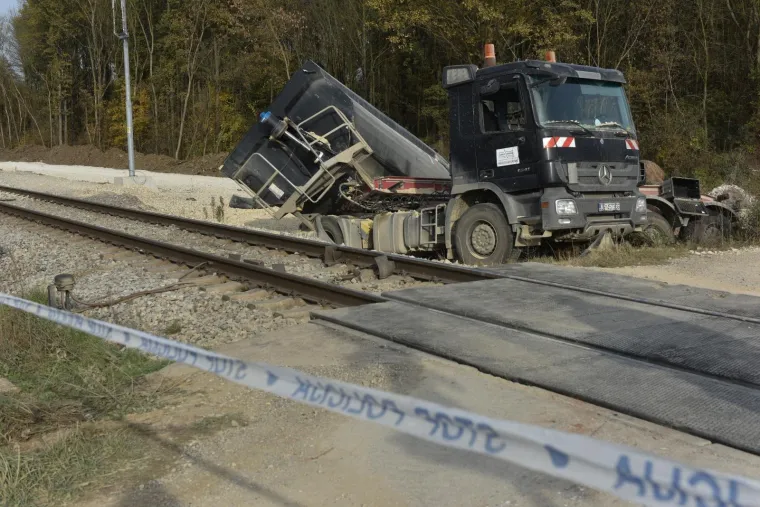 TE&Scaron;KA NESREĆA KOD VRBOVCA: Brzi vlak naletio na kamion, ozlijeđen strojovođa vlaka