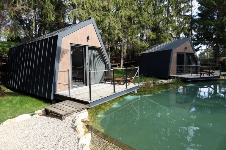 Imamo fotografije! Pogledajte predivnu kamp oazu s kućicama na drvetu na Plitvicama