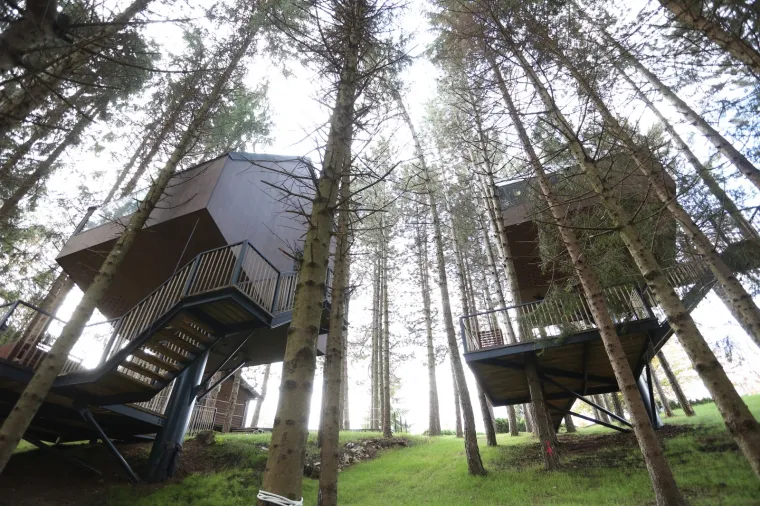 Imamo fotografije! Pogledajte predivnu kamp oazu s kućicama na drvetu na Plitvicama