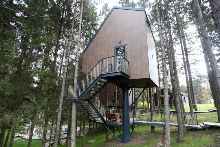 Imamo fotografije! Pogledajte predivnu kamp oazu s kućicama na drvetu na Plitvicama