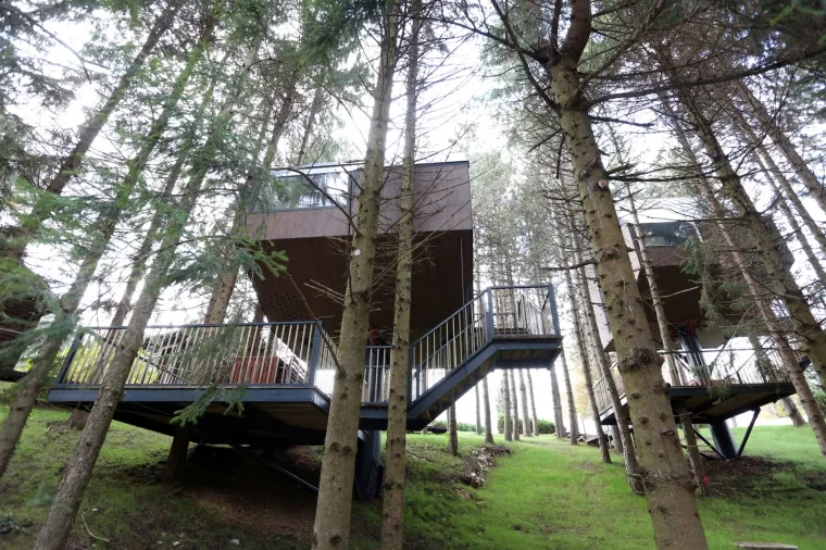 Imamo fotografije! Pogledajte predivnu kamp oazu s kućicama na drvetu na Plitvicama