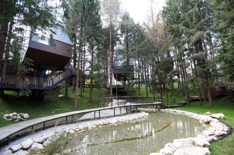 Imamo fotografije! Pogledajte predivnu kamp oazu s kućicama na drvetu na Plitvicama