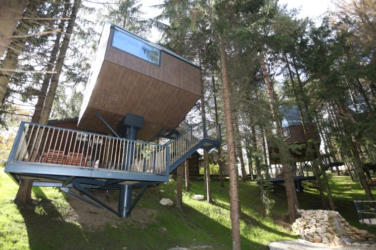 Imamo fotografije! Pogledajte predivnu kamp oazu s kućicama na drvetu na Plitvicama