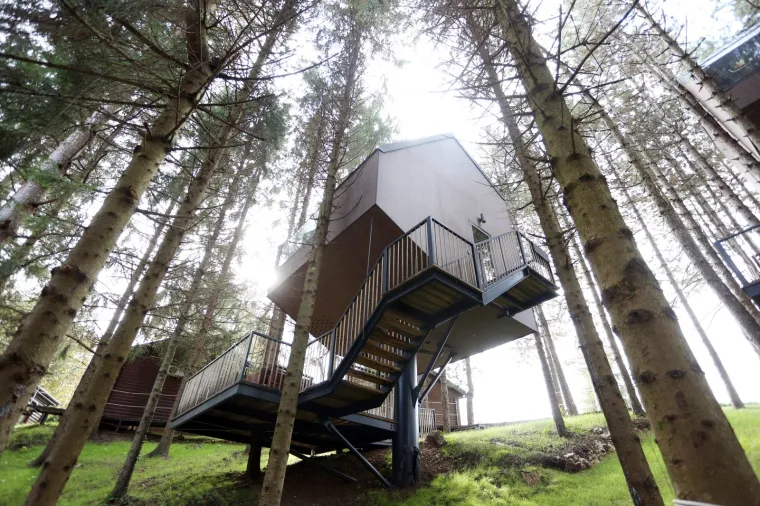 Imamo fotografije! Pogledajte predivnu kamp oazu s kućicama na drvetu na Plitvicama