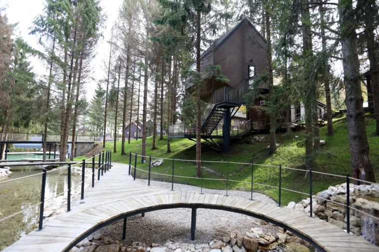 Imamo fotografije! Pogledajte predivnu kamp oazu s kućicama na drvetu na Plitvicama