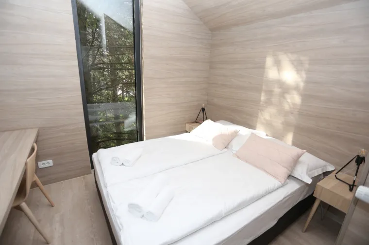 Imamo fotografije! Pogledajte predivnu kamp oazu s kućicama na drvetu na Plitvicama