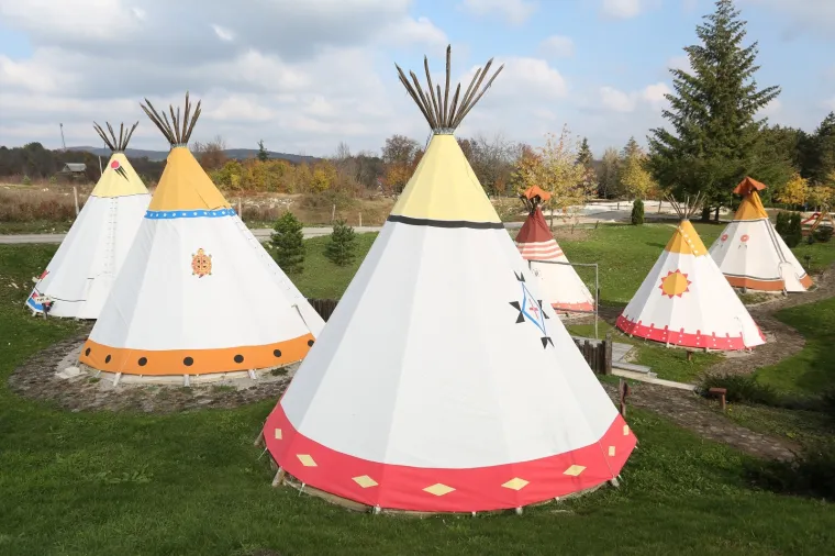 Imamo fotografije! Pogledajte predivnu kamp oazu s kućicama na drvetu na Plitvicama