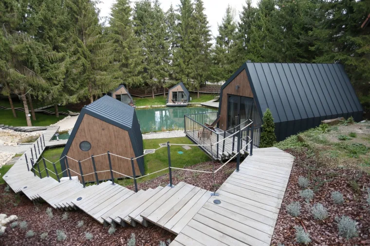 Imamo fotografije! Pogledajte predivnu kamp oazu s kućicama na drvetu na Plitvicama