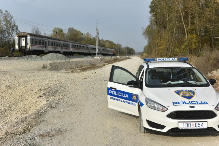Nije se zaustavio na prijelazu: Kamion podletio pod putnički vlak, dvoje ljudi lak&scaron;e ozlijeđeno