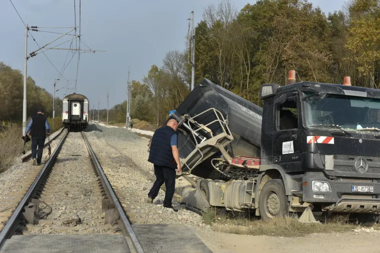 Nije se zaustavio na prijelazu: Kamion podletio pod putnički vlak, dvoje ljudi lak&scaron;e ozlijeđeno