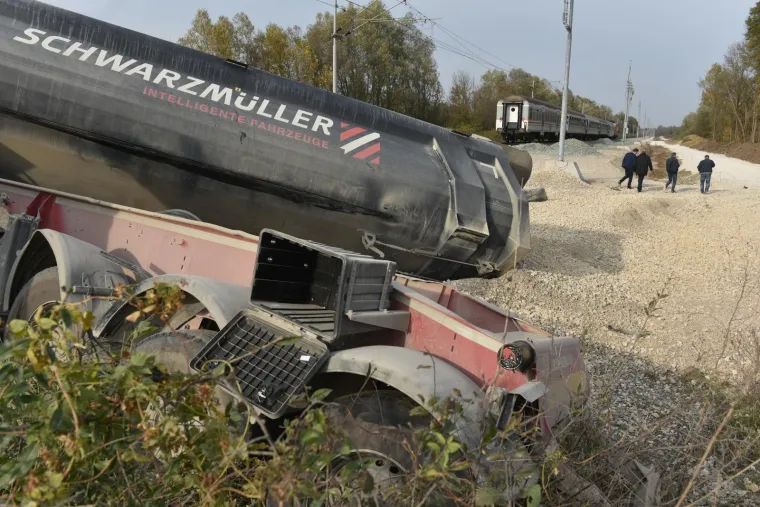 Nije se zaustavio na prijelazu: Kamion podletio pod putnički vlak, dvoje ljudi lak&scaron;e ozlijeđeno