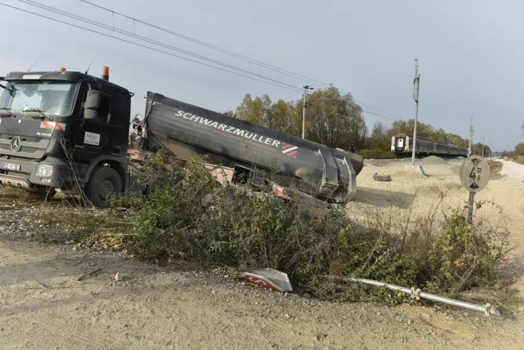 Nije se zaustavio na prijelazu: Kamion podletio pod putnički vlak, dvoje ljudi lak&scaron;e ozlijeđeno