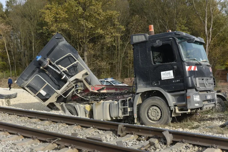 Nije se zaustavio na prijelazu: Kamion podletio pod putnički vlak, dvoje ljudi lak&scaron;e ozlijeđeno