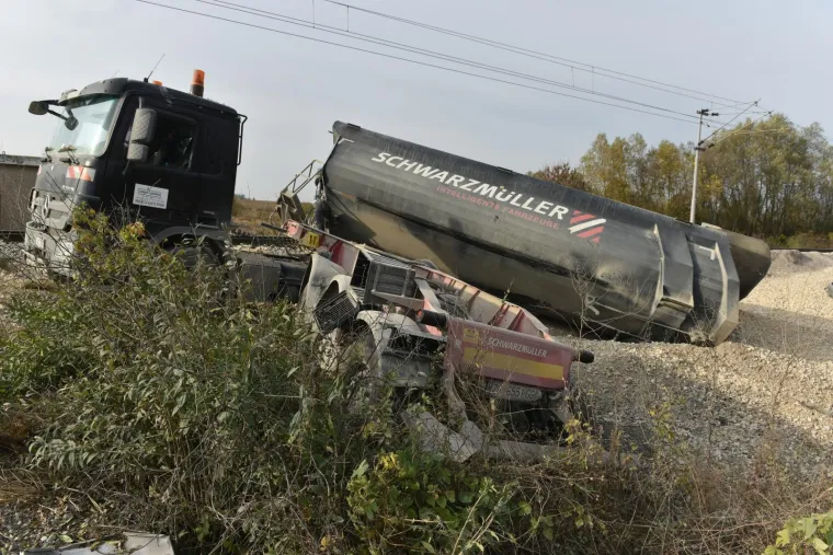 Nije se zaustavio na prijelazu: Kamion podletio pod putnički vlak, dvoje ljudi lak&scaron;e ozlijeđeno