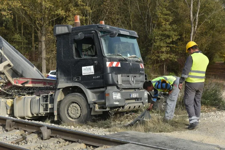 Nije se zaustavio na prijelazu: Kamion podletio pod putnički vlak, dvoje ljudi lak&scaron;e ozlijeđeno