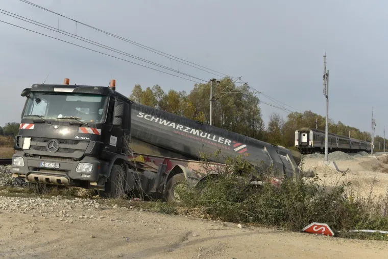 Nije se zaustavio na prijelazu: Kamion podletio pod putnički vlak, dvoje ljudi lak&scaron;e ozlijeđeno