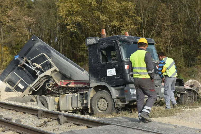 Nije se zaustavio na prijelazu: Kamion podletio pod putnički vlak, dvoje ljudi lak&scaron;e ozlijeđeno