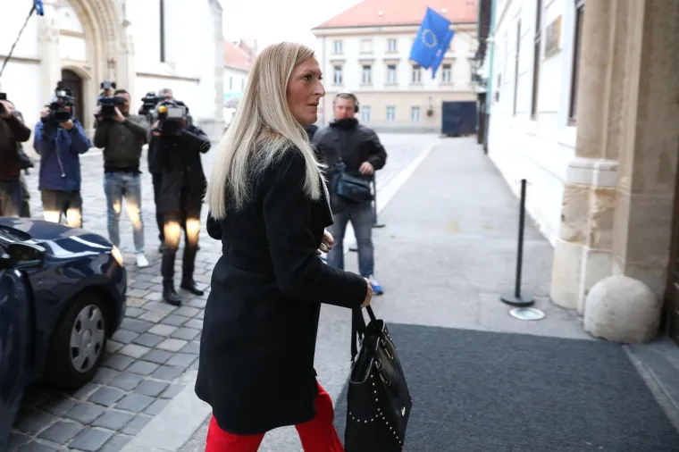 Proslavljena hrvatska olimpijka, a sada državna tajnica Sredi&scaron;njeg ureda za &scaron;port, Janica Kostelić, čeka dijete. Ono bi na svijet trebalo stići početkom sljedeće godine, a radi se o dječaku.