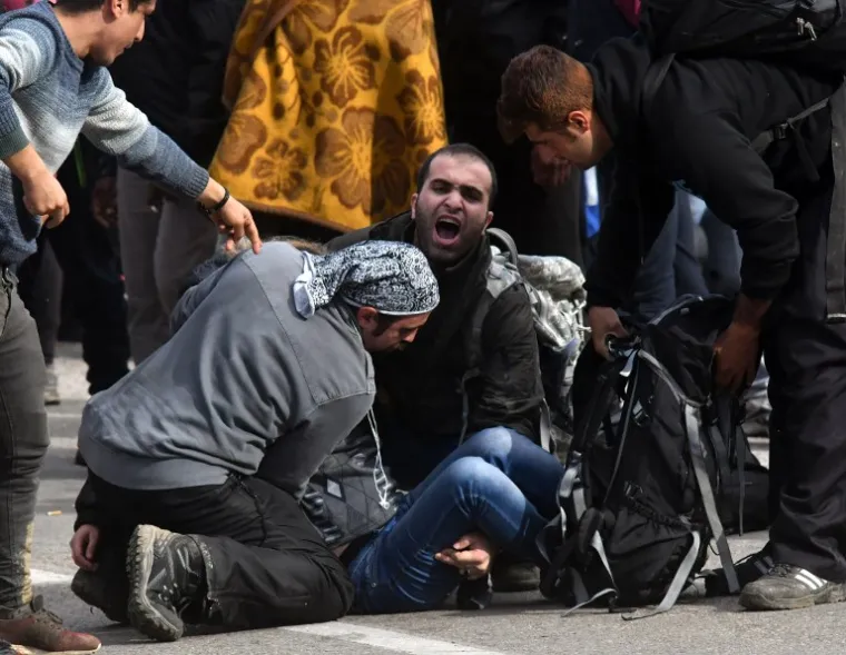 KAOS NA GRANICI: Migranti probili policijski kordon, ima ozlijeđenih, intervenirala i hrvatska policija?