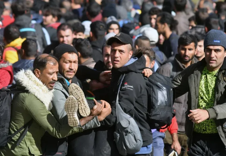 KAOS NA GRANICI: Migranti probili policijski kordon, ima ozlijeđenih, intervenirala i hrvatska policija?