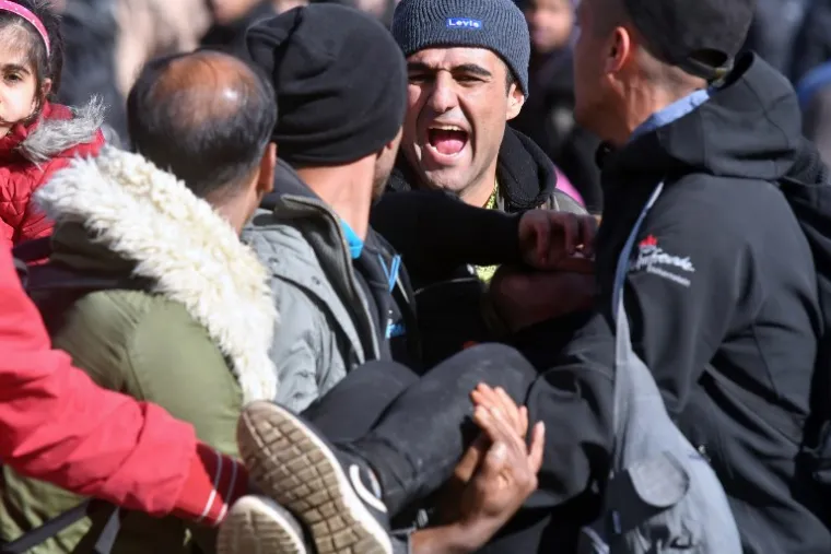 KAOS NA GRANICI: Migranti probili policijski kordon, ima ozlijeđenih, intervenirala i hrvatska policija?