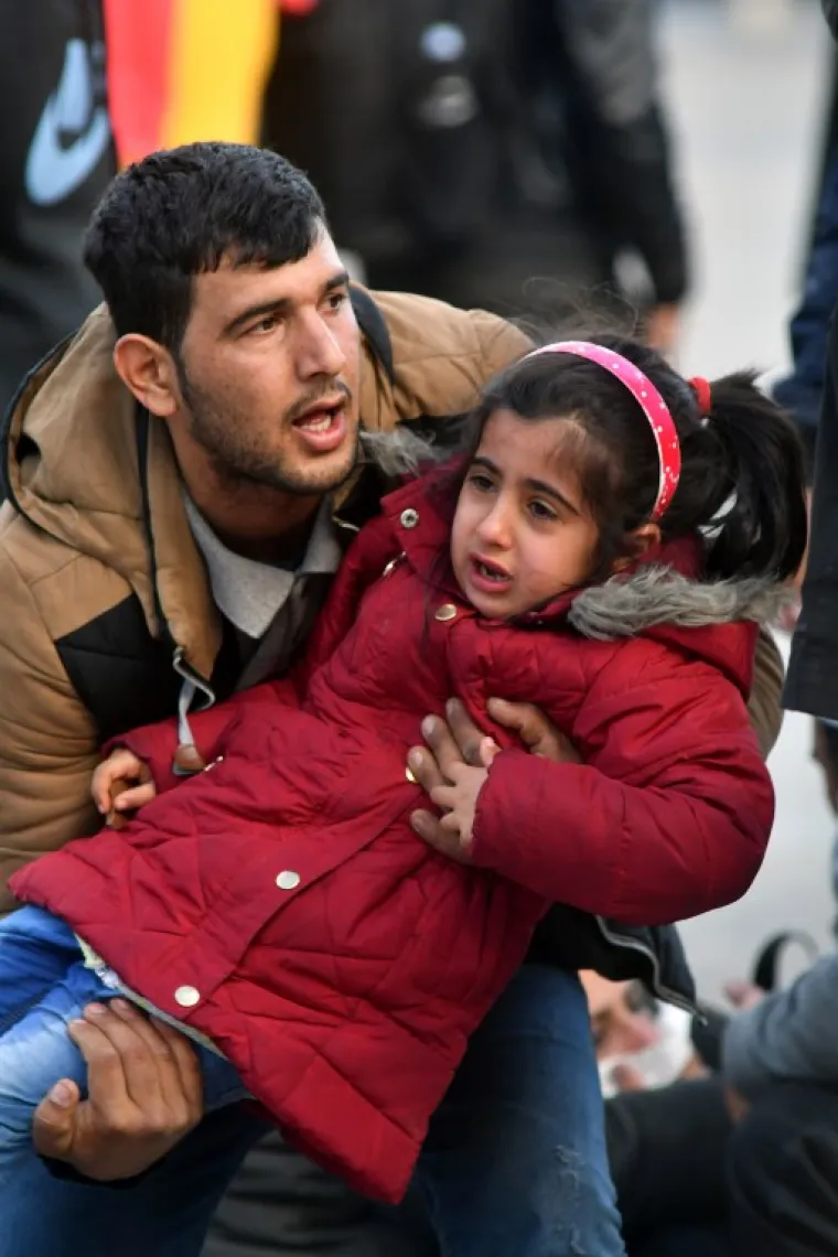 KAOS NA GRANICI: Migranti probili policijski kordon, ima ozlijeđenih, intervenirala i hrvatska policija?