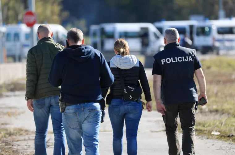 KAOS NA GRANICI: Migranti probili policijski kordon, ima ozlijeđenih, intervenirala i hrvatska policija?