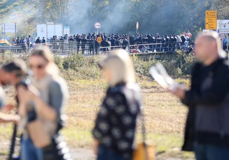 KAOS NA GRANICI: Migranti probili policijski kordon, ima ozlijeđenih, intervenirala i hrvatska policija?