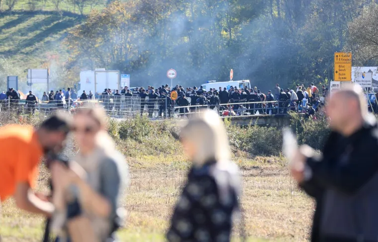 KAOS NA GRANICI: Migranti probili policijski kordon, ima ozlijeđenih, intervenirala i hrvatska policija?