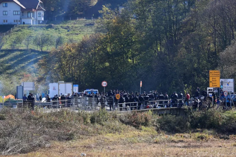 KAOS NA GRANICI: Migranti probili policijski kordon, ima ozlijeđenih, intervenirala i hrvatska policija?