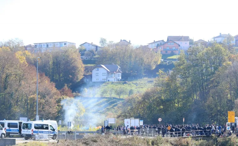 KAOS NA GRANICI: Migranti probili policijski kordon, ima ozlijeđenih, intervenirala i hrvatska policija?