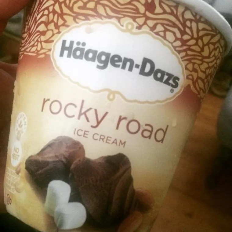 Pojela punu kutiju sladoleda.