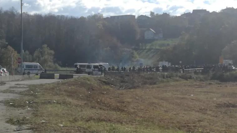 Drama na granici: Migranti probili kordon policije i idu prema Hrvatskoj