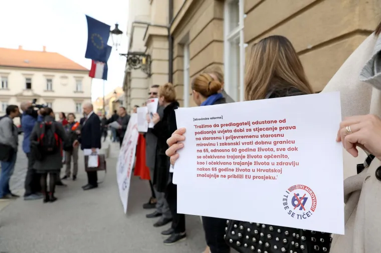 Sindikati ispred Sabora pozvali zastupnike da ne podrže mirovinsku reformu