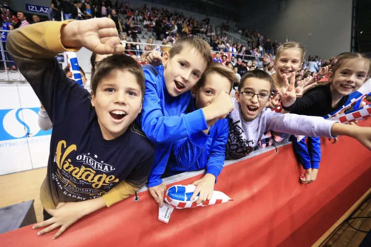 KAUBOJI OTVORILI KVALIFIKACIJE ZA EURO: Osječani priredili paklenu atmosferu &Scaron;vicarcima