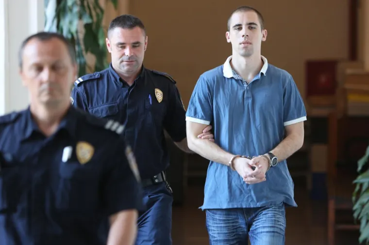 Dino Kulišek, 24-godišnji ubojica iz Zadra u pratnji policajaca dolazi na sud