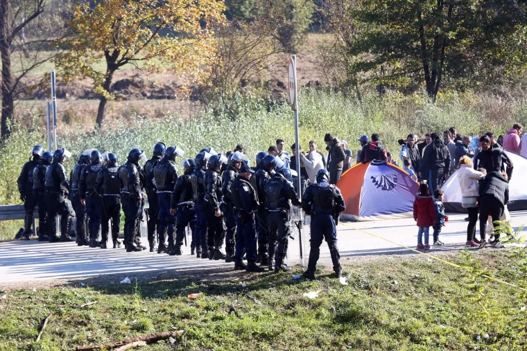 Potresna priča s granice: Djeca migranata mole policiju da ih pusti u Hrvatsku