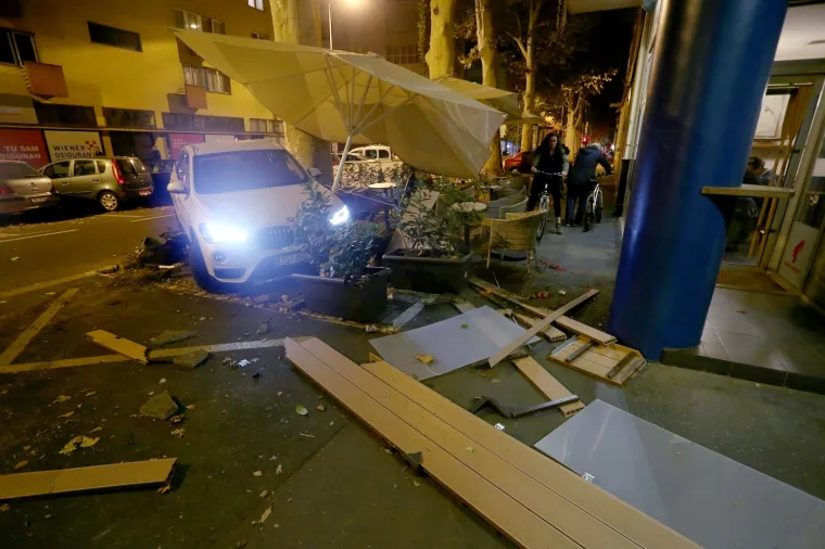 IZGUBIO KONTROLU NAD BMW-om PA SE ZABIO U TERASU KAFIĆA: Razlog nesreće nevjerojatno je bizaran