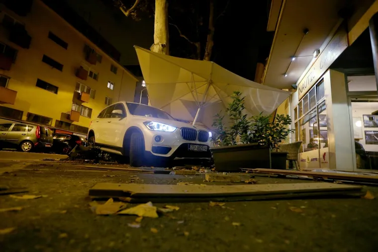 IZGUBIO KONTROLU NAD BMW-om PA SE ZABIO U TERASU KAFIĆA: Razlog nesreće nevjerojatno je bizaran