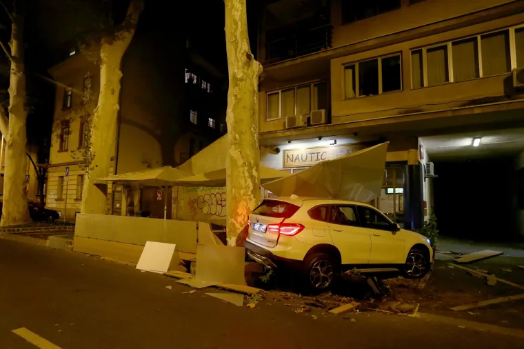 IZGUBIO KONTROLU NAD BMW-om PA SE ZABIO U TERASU KAFIĆA: Razlog nesreće nevjerojatno je bizaran