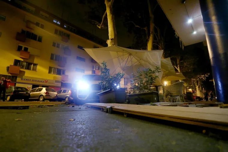 Neoprezni je vozač izgubio kontrolu nad vozilom te se sa svojim BMW-om zabio u terasu obližnjeg kafića.