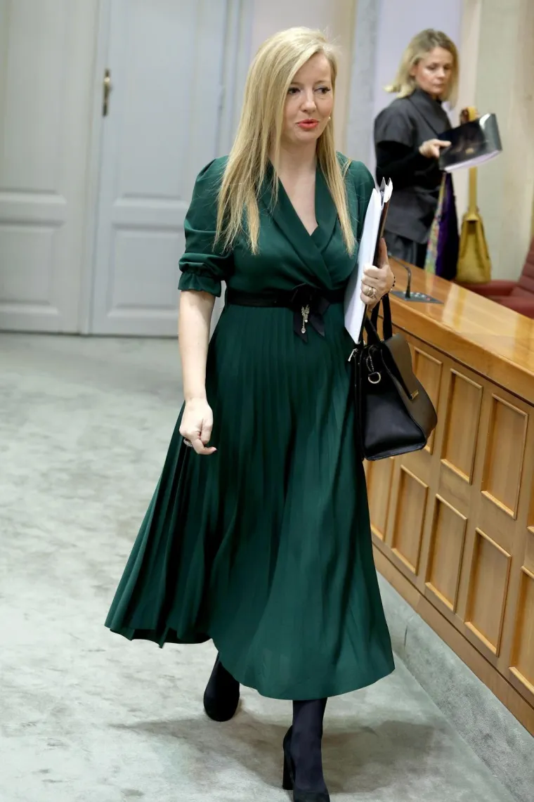 DRŽAVNA TAJNICA ZABLISTALA U SABORU: HDZ-ovka prošetala u zelenoj haljini