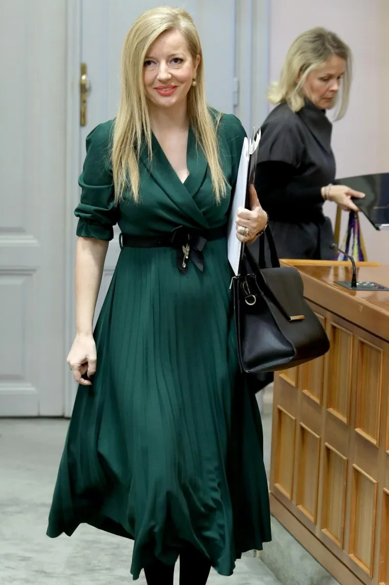 DRŽAVNA TAJNICA ZABLISTALA U SABORU: HDZ-ovka prošetala u zelenoj haljini