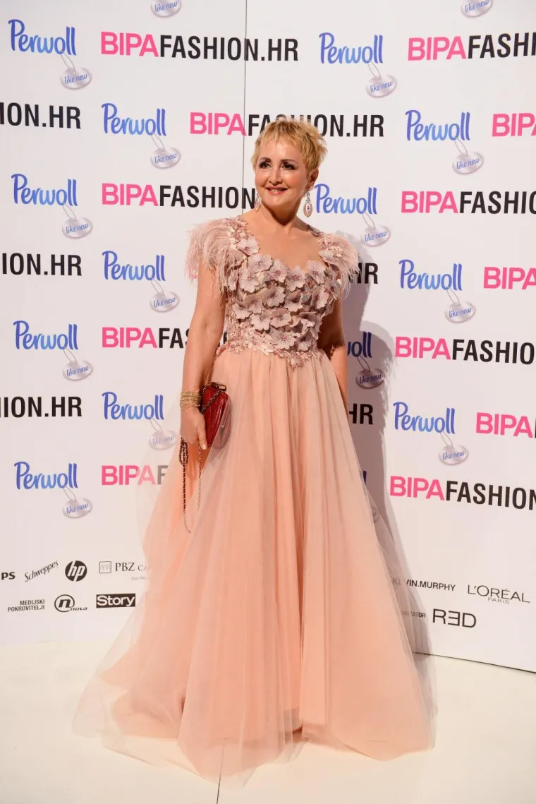 SVI SU PALI U DRUGI PLAN KADA SE ONA POJAVILA NA REVIJI: Preseksi Nives Celzijus bujnim dekolteom ukrala svu pažnju