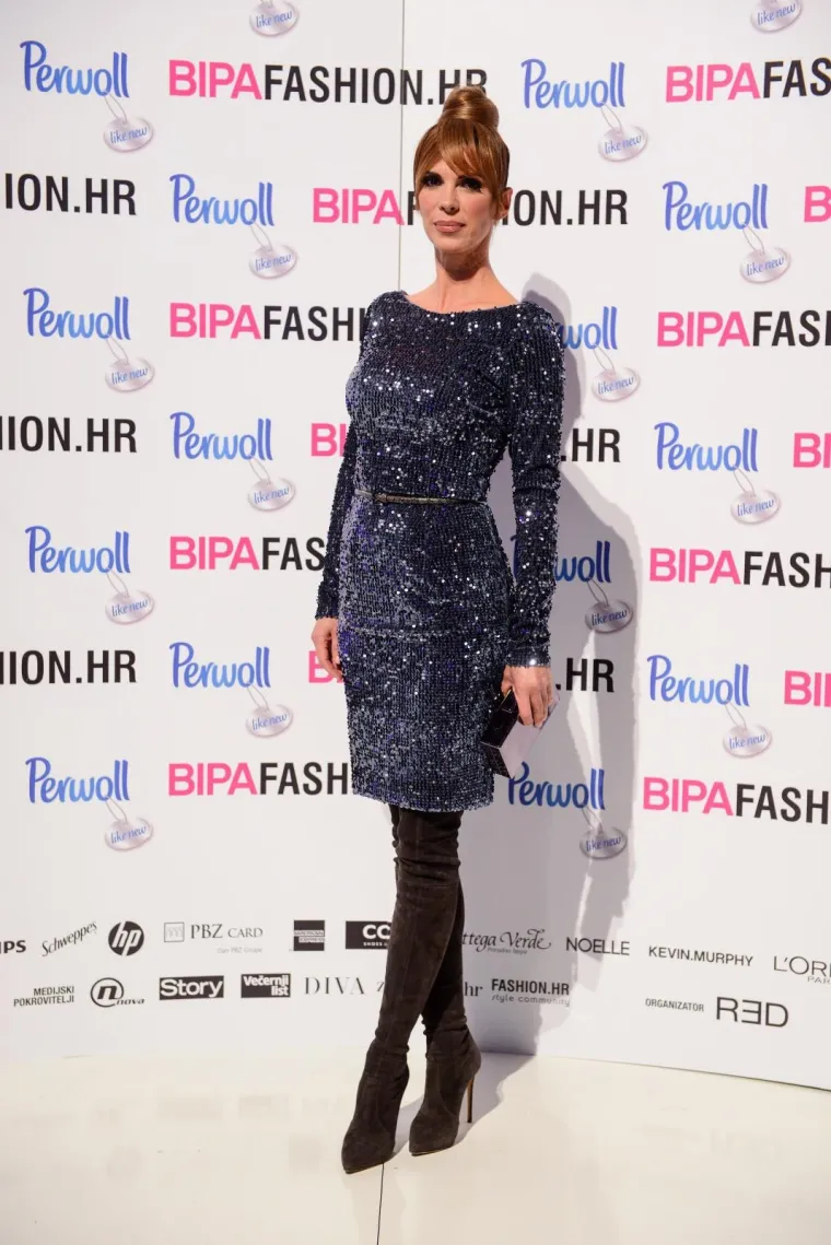 SVI SU PALI U DRUGI PLAN KADA SE ONA POJAVILA NA REVIJI: Preseksi Nives Celzijus bujnim dekolteom ukrala svu pažnju