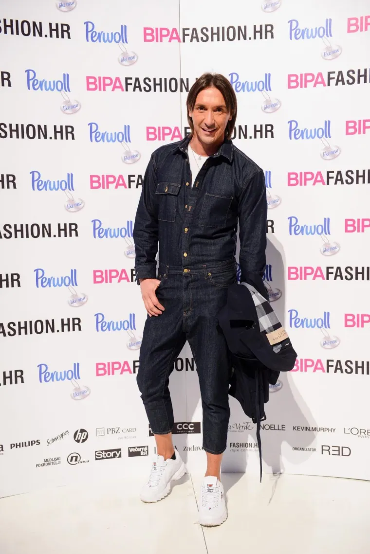 SVI SU PALI U DRUGI PLAN KADA SE ONA POJAVILA NA REVIJI: Preseksi Nives Celzijus bujnim dekolteom ukrala svu pažnju